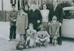 famille elhorry, izaguirre et goya devant la loge de la_conciergerie de la cite.jpg